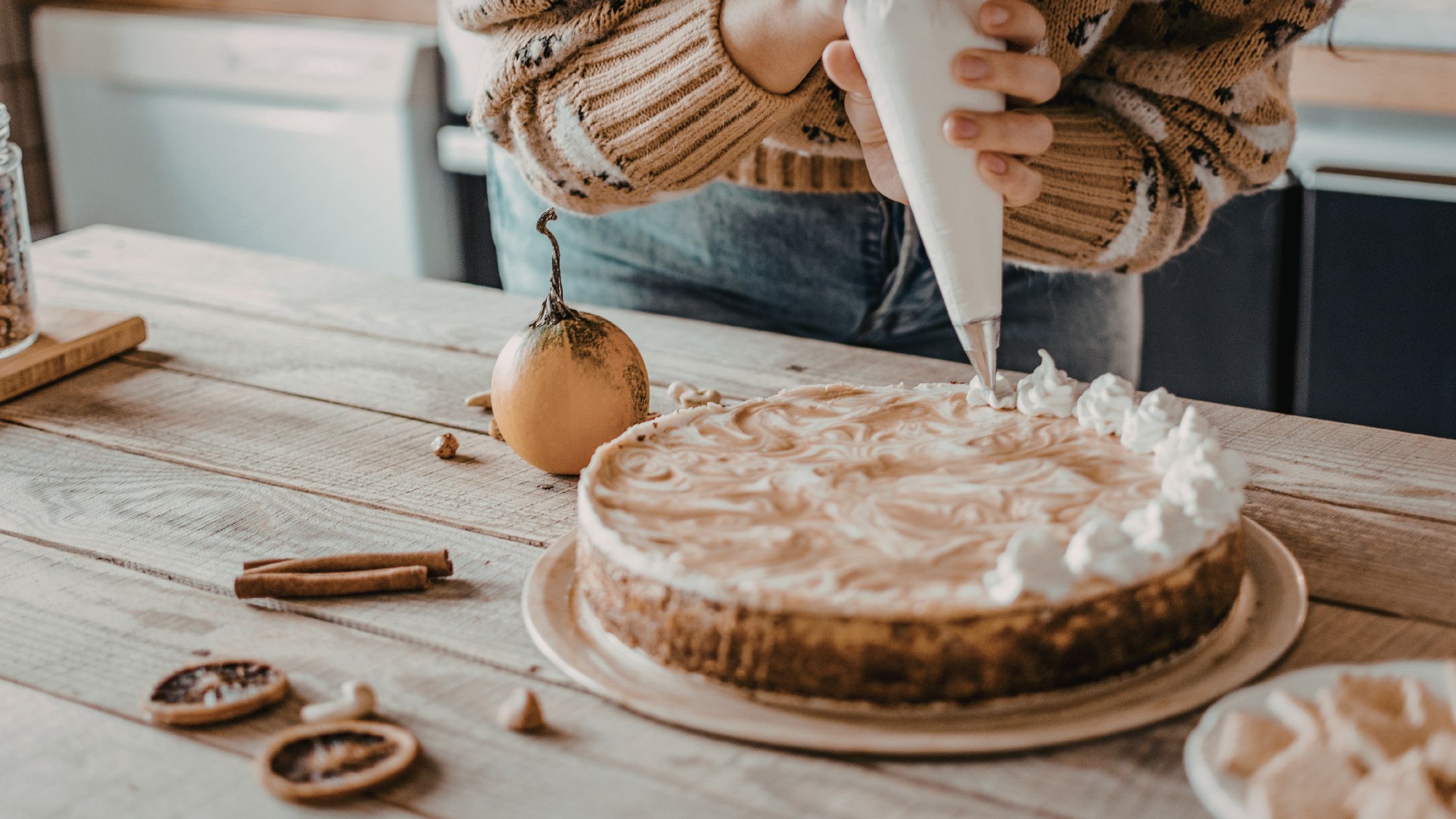 How to Decorate a Pumpkin Cake for Halloween